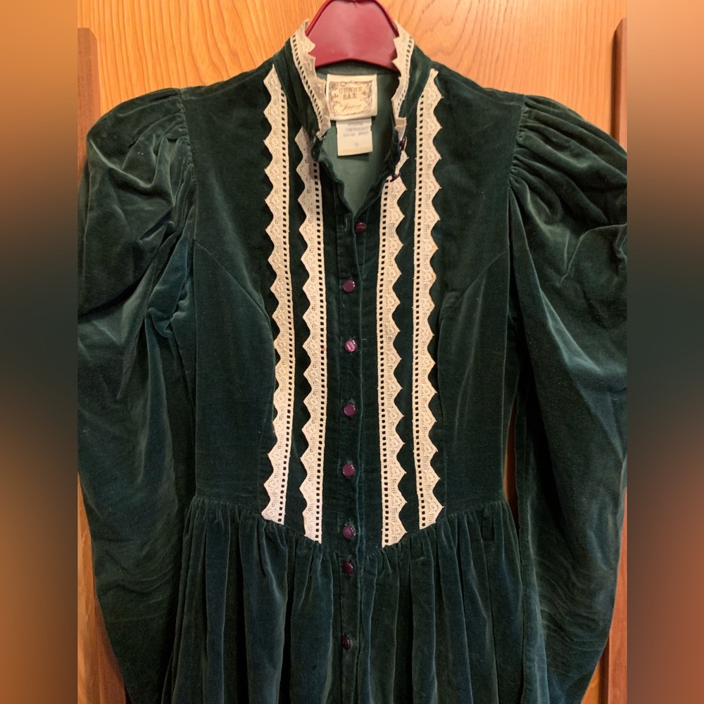Elegant vintage Gunne Sax velvet dress